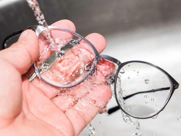 Cómo limpiar las gafas para evitar la transmisión de la COVID-19? -  Farmaoptics